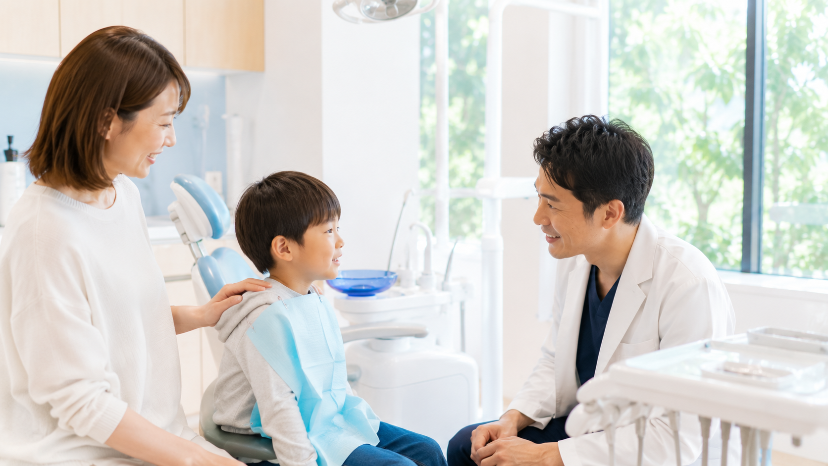 夏休みに子どもが歯をぶつけたときの応急処置を解説する、川越の一デンタルパークの明るい診療室のイメージ