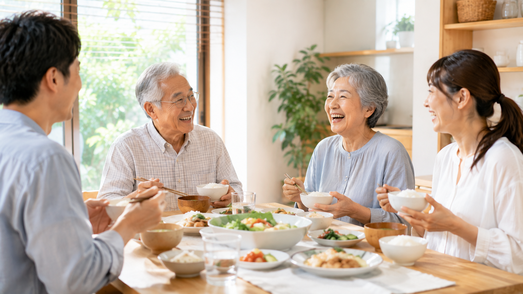 お盆の帰省で高齢の親のお口の健康を気づかう家族と、川越の一デンタルパークをイメージした明るい食卓の風景